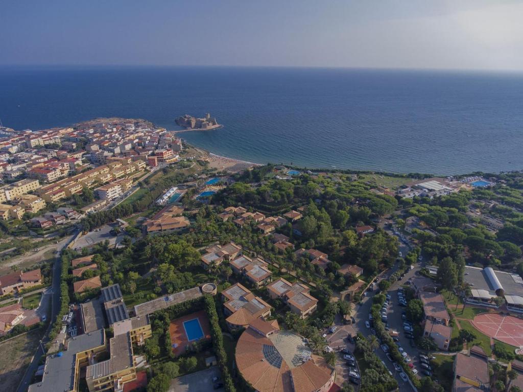 Pilsētas ainava ar pludmali, zilo jūru un viesnīcu kompleksiem, ko ieskauj zaļa daba. Ideāla vieta atpūtai un relaksācijai.