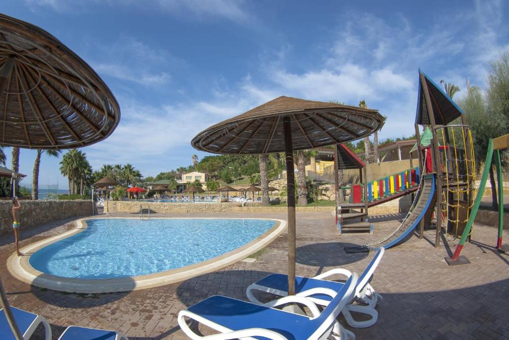 Baseina un pēc tam bērnu rotaļu laukums ar slidkalniņu un šūpolēm, apzaļumota teritorija ar palmām un saulessargiem. Ideāla vieta atpūtai un bērnu izklaidei.