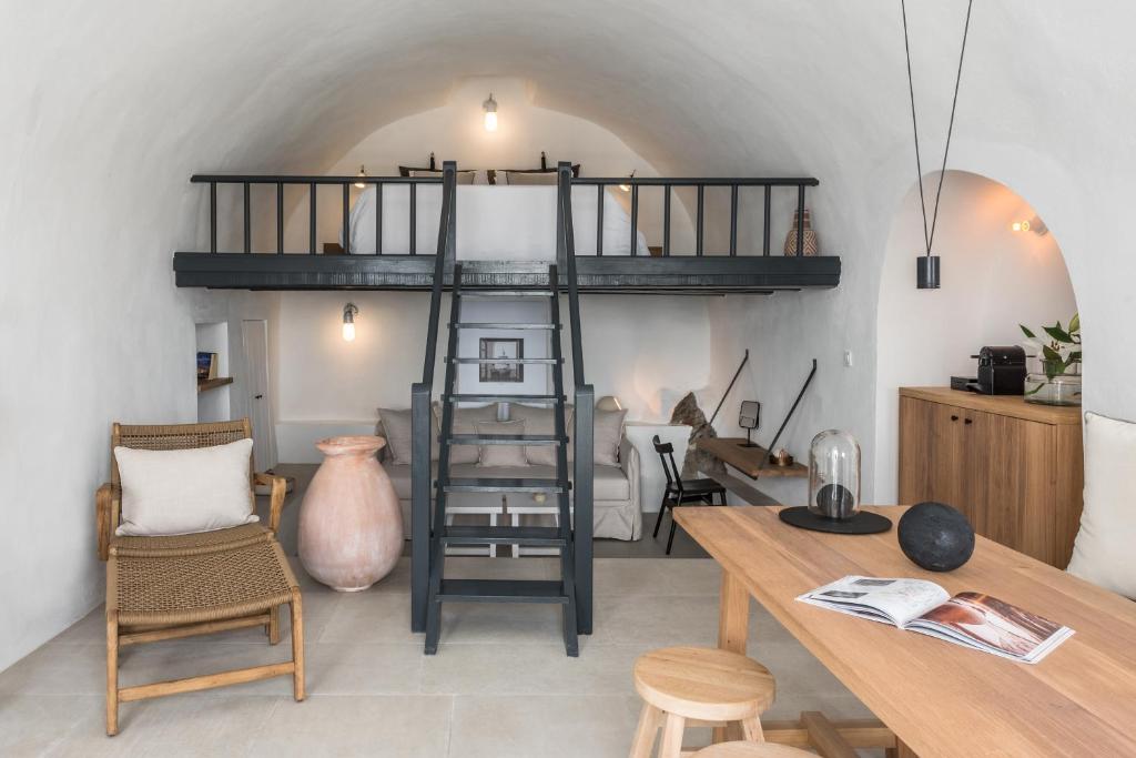 Mūsdienīga un eleganta iekšējo telpu dizaina interpretācija ar diviem stāviem, kas ietver ērtu atpūtas stūri, koka galdu un kāpnes uz otro stāvu. Gaismas un dabīgie materiāli rada siltu un mājīgu atmosfēru.