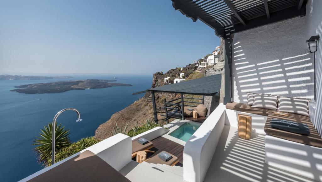 Mūsdienīgs balkons ar skatu uz jūru un kalnu, ietverot nelielu baseinu un ērtas atpūtas zonas. Ideāla vieta relaksācijai un brīnišķīgu skatu baudīšanai.