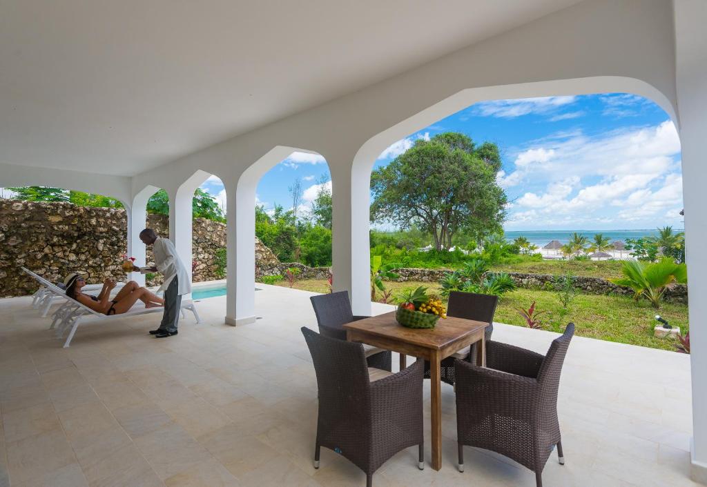 Terase ar skatu uz okeānu, Konokono Beach Resort