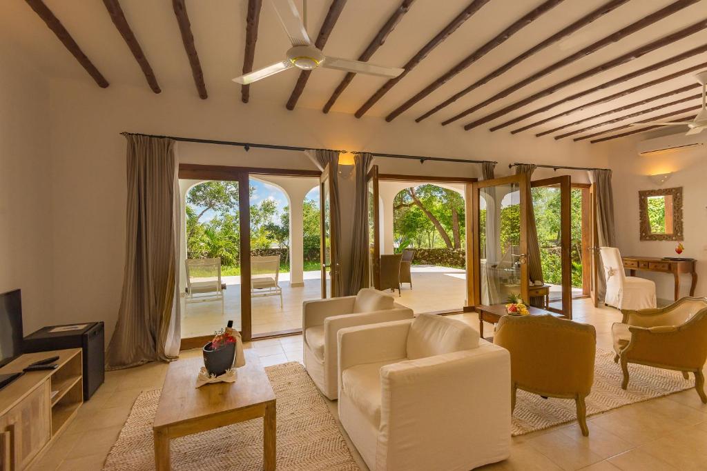 Plašs viesu numurs Konokono Beach Resort ar skatu uz dārzu.