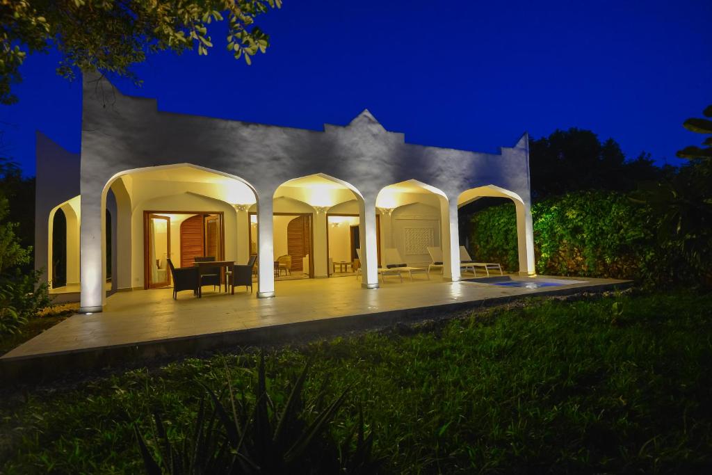 Konokono Beach Resort villa naktī ar apgaismotu terasi