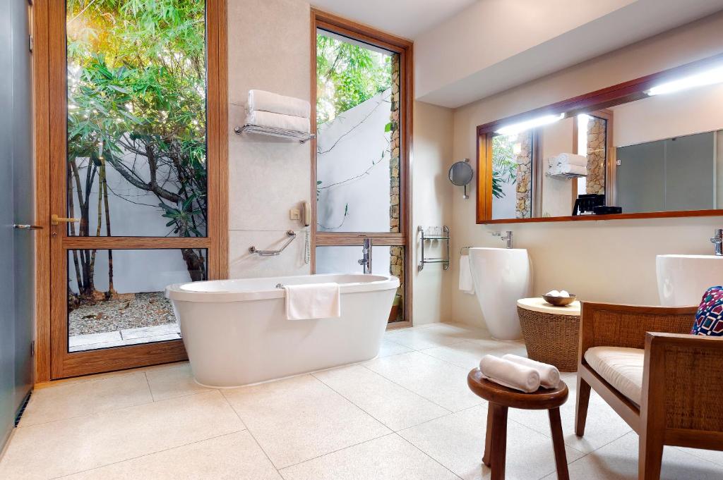 Melia Zanzibar luksusa vannas istaba ar skatu uz dārzu