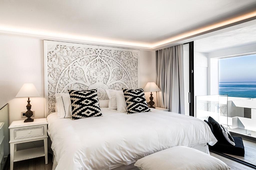 Moderns numurs pie Abaton Island Resort & Spa ar skatu uz jūru.