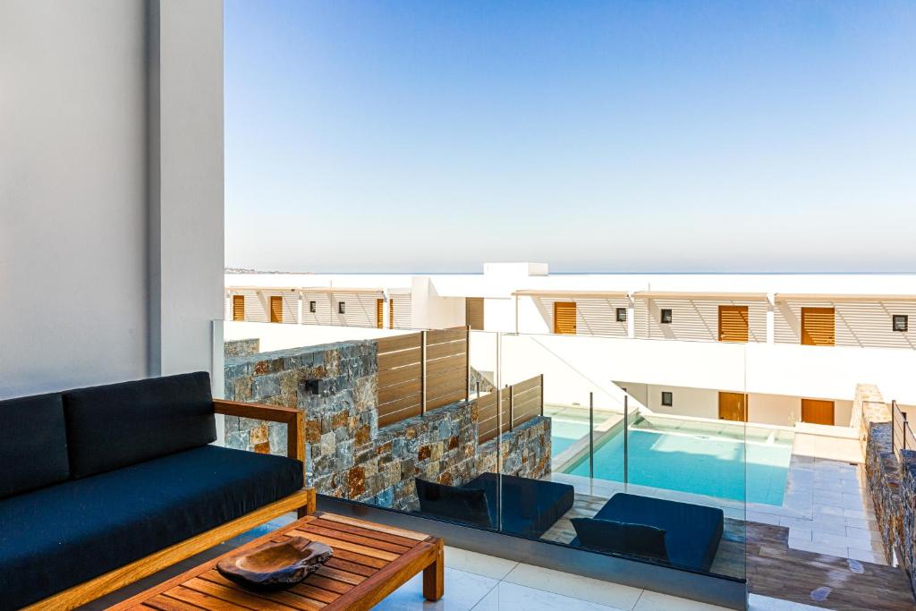 Skats uz baseinu un piekrasti no Abaton Island Resort & Spa terases.