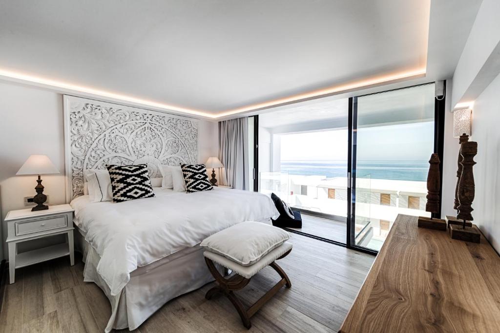 Mūsdienīgs numurs Abaton Island Resort & Spa ar skatu uz jūru.