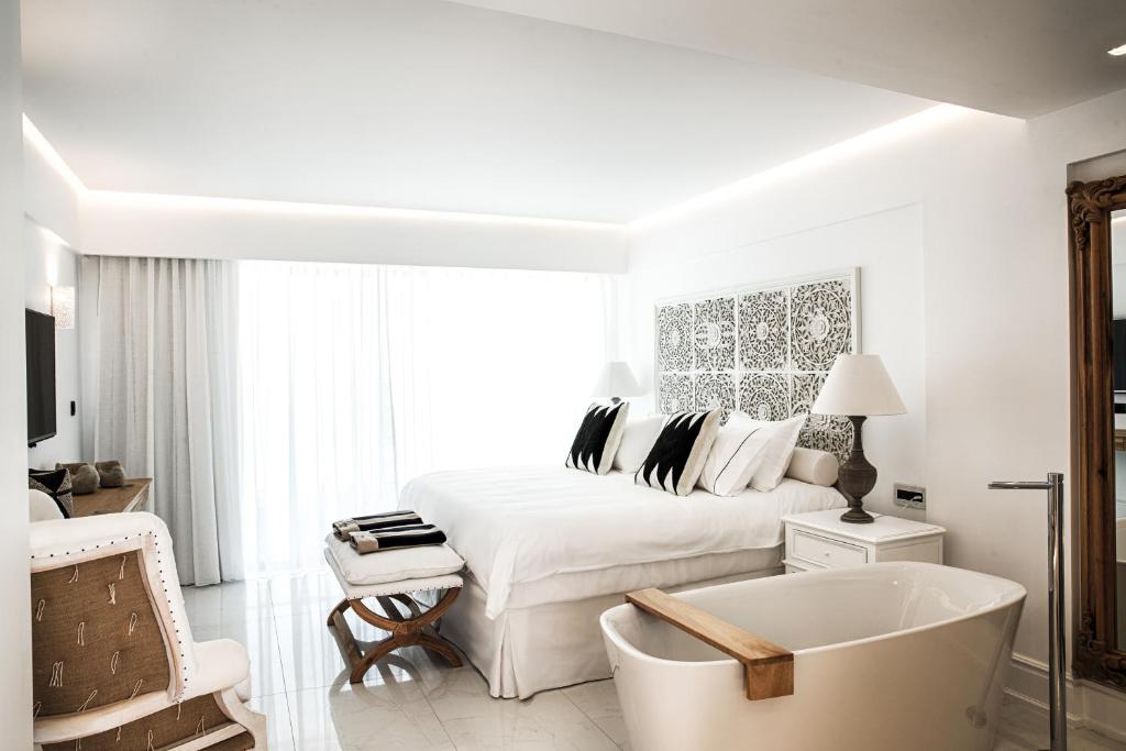 Mūsdienīgs numurs Abaton Island Resort & Spa ar vannu un plašu gultu