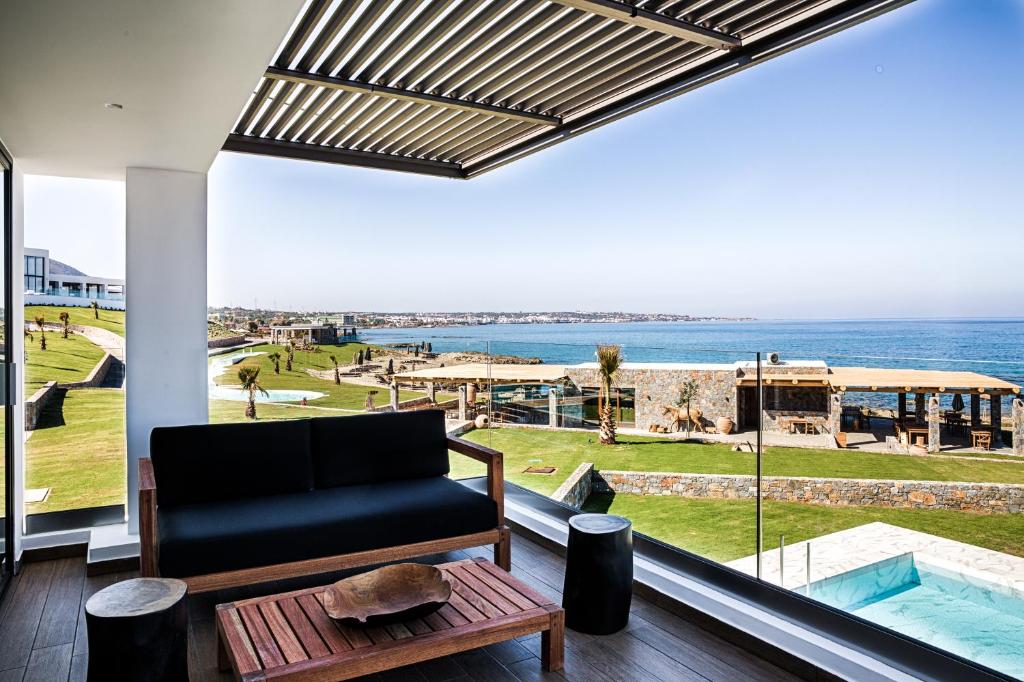 Skats no Abaton Island Resort & Spa uz piekrasti un baseinu.