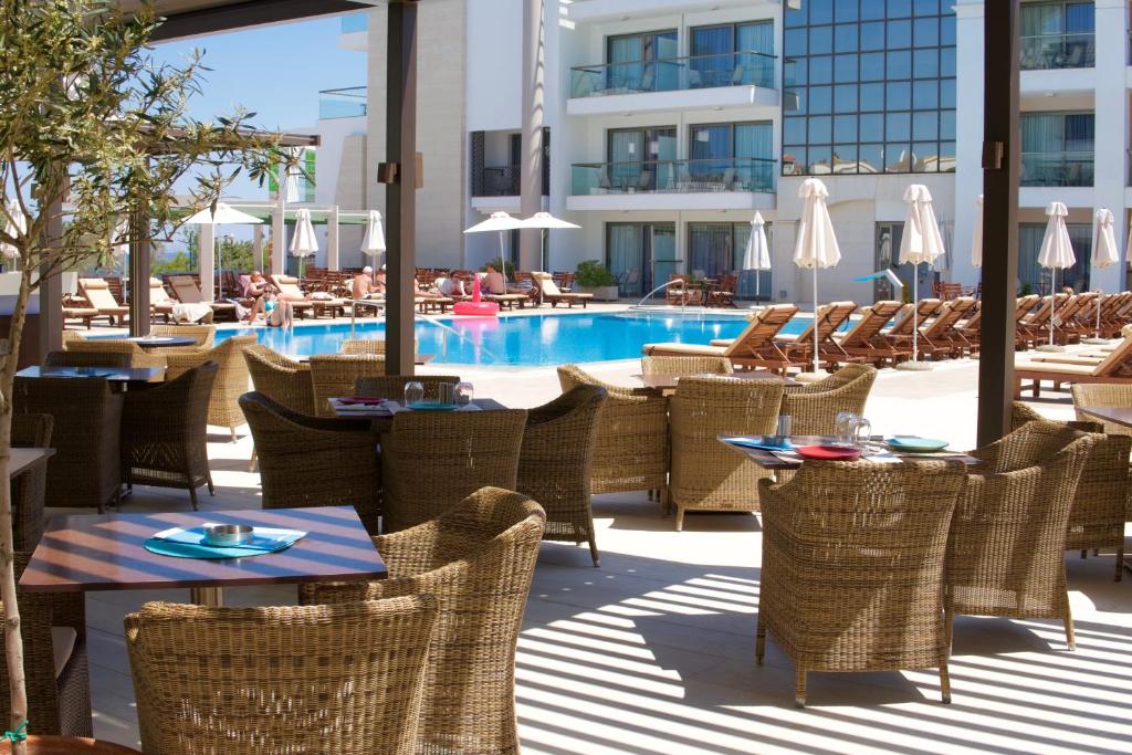 Albatros Spa & Resort atpūtas zona ar baseinu un ēdināšanas galdiem