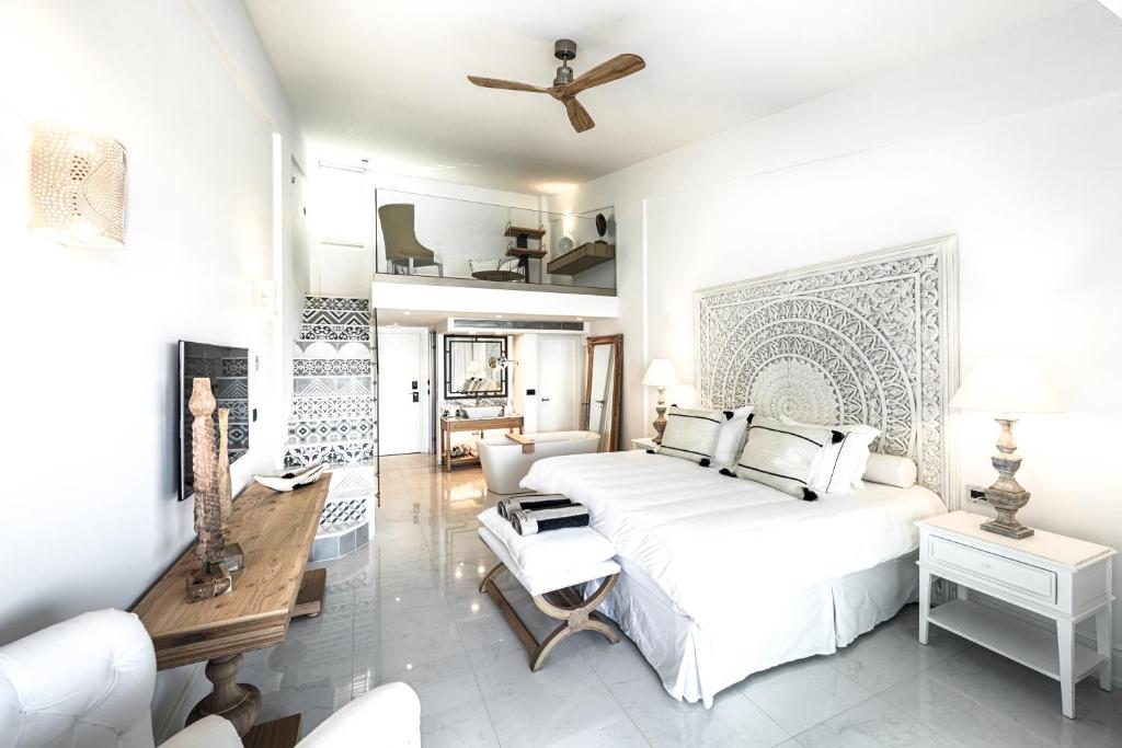 Mūsdienīgs numurs Abaton Island Resort & Spa ar elegantu interjeru.