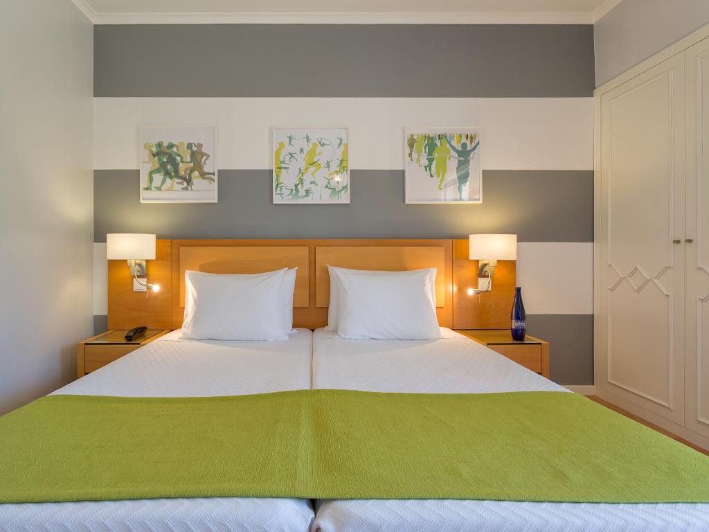 Moderns AP Victoria Sport & Beach Hotel numurs ar sporta tematikas dekorācijām un zaļiem akcentiem