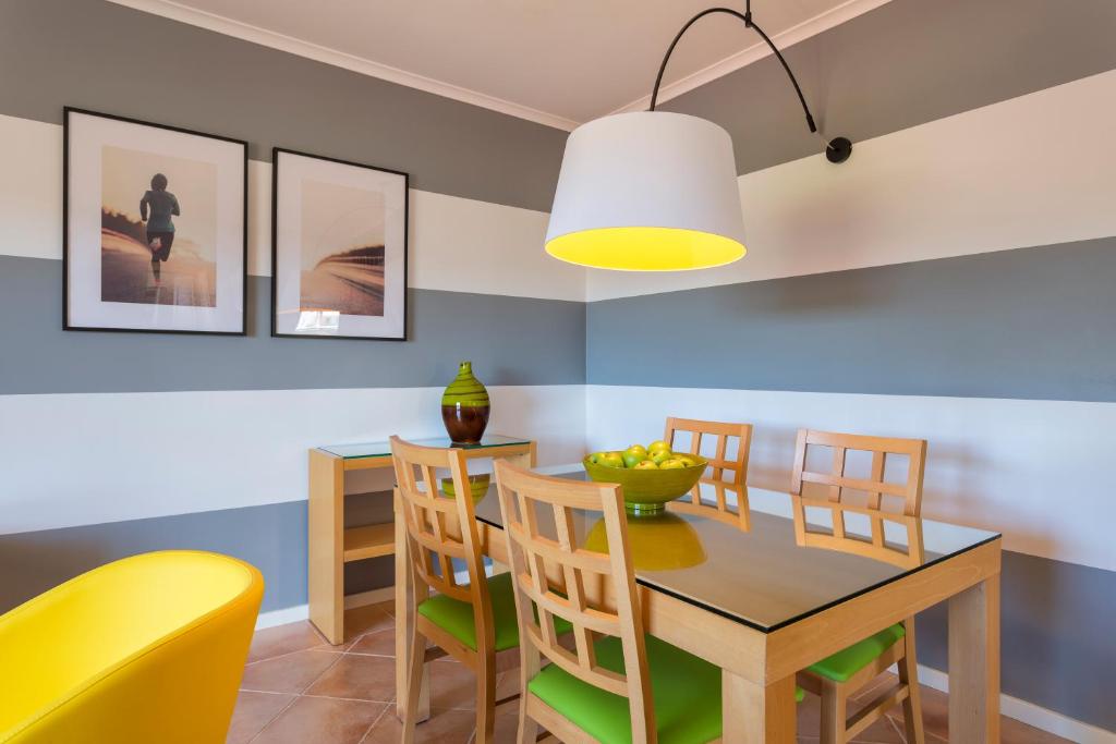 AP Victoria Sport & Beach Hotel numura ēdamzona ar modernām koka mēbelēm un košu interjeru.