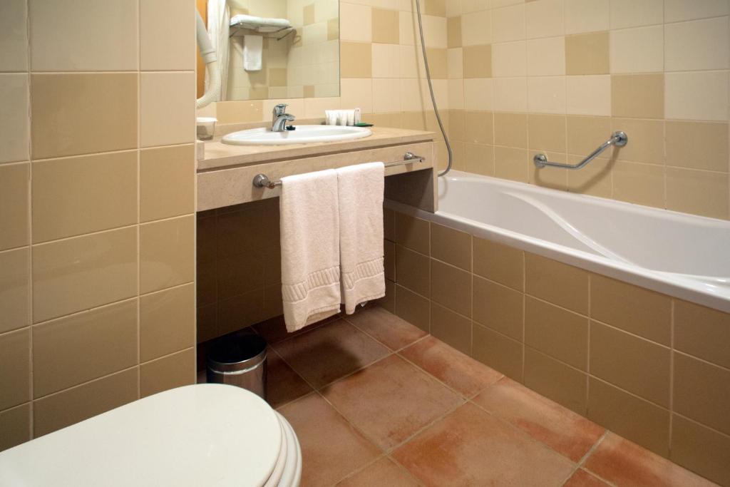 AP Victoria Sport & Beach Hotel numura vannas istaba ar vannu un izlietni