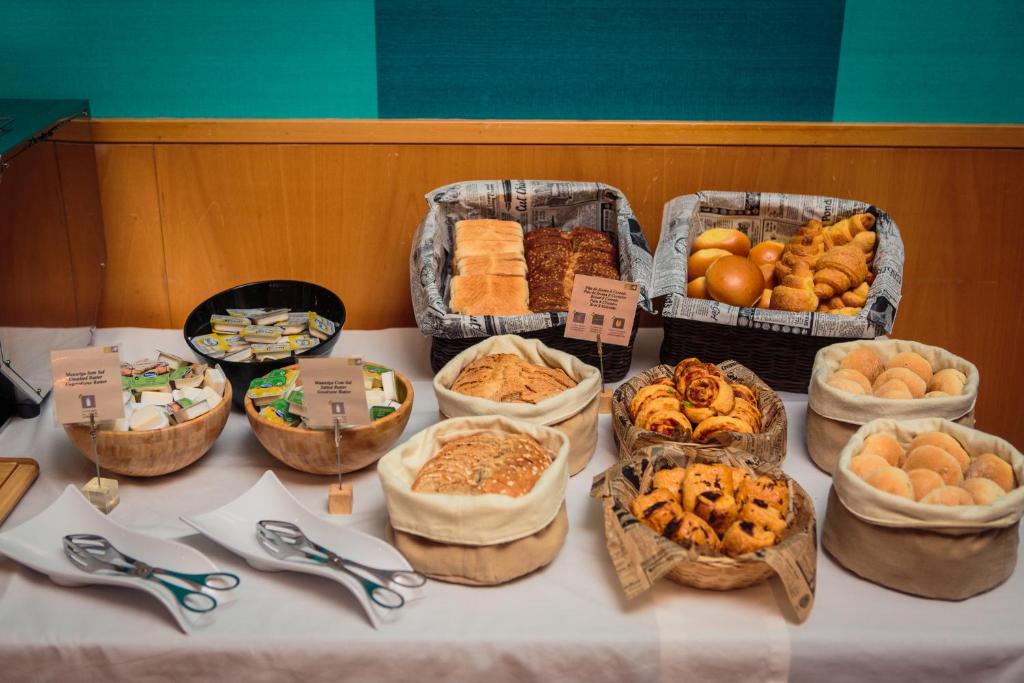 AP Victoria Sport & Beach Hotel brokastu galds ar dažādu maizi un smalkmaizītēm