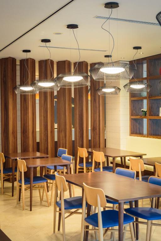 Moderns restorāna interjers viesnīcā AP Victoria Sport & Beach Hotel ar stilīgām lampām.