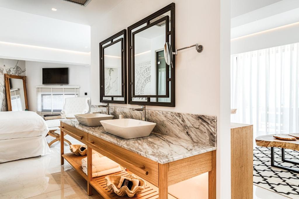 Marmora izlietne un spoguli numurā Abaton Island Resort & Spa