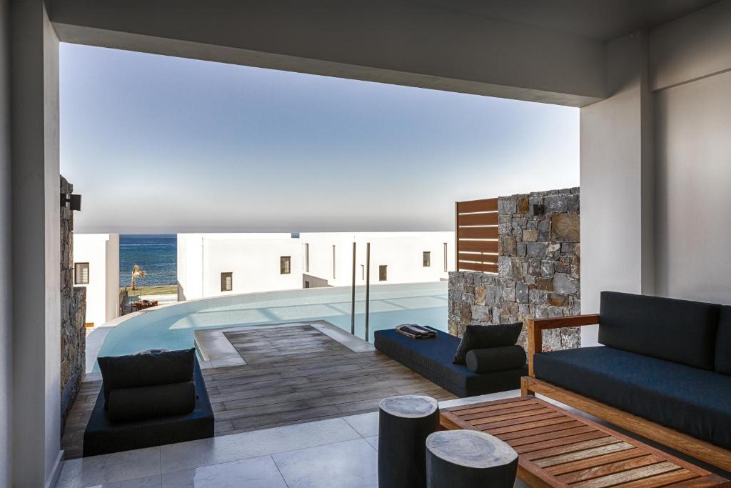 Skats uz jūru no Abaton Island Resort & Spa terases ar peldbaseinu.