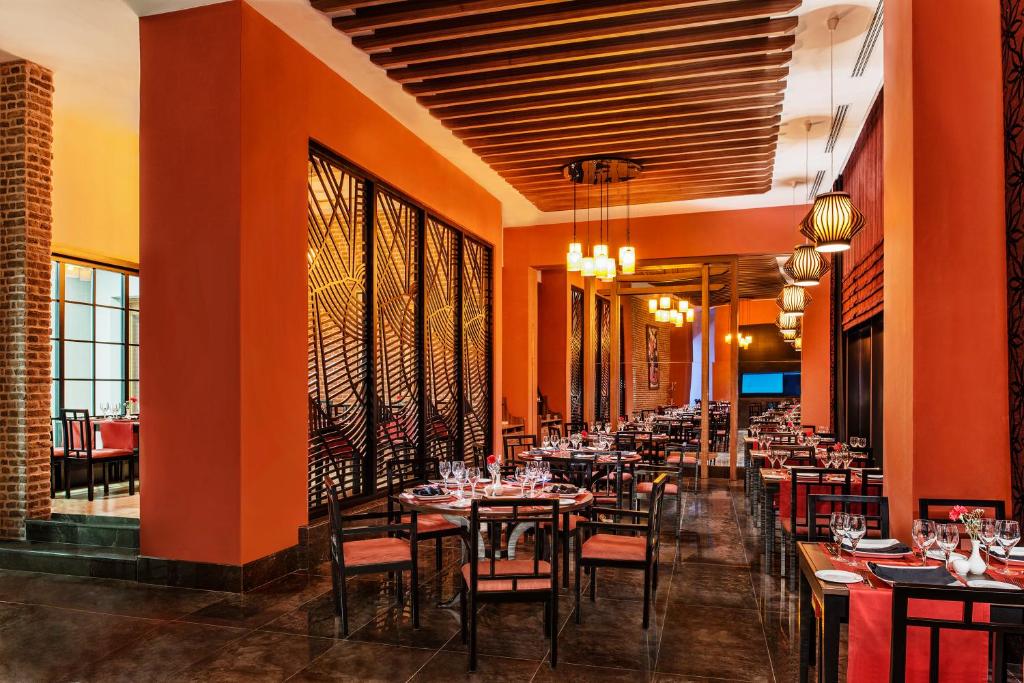 Eleganta restorāna iekšskats Aska Lara Resort & Spa ar stilīgu apgaismojumu