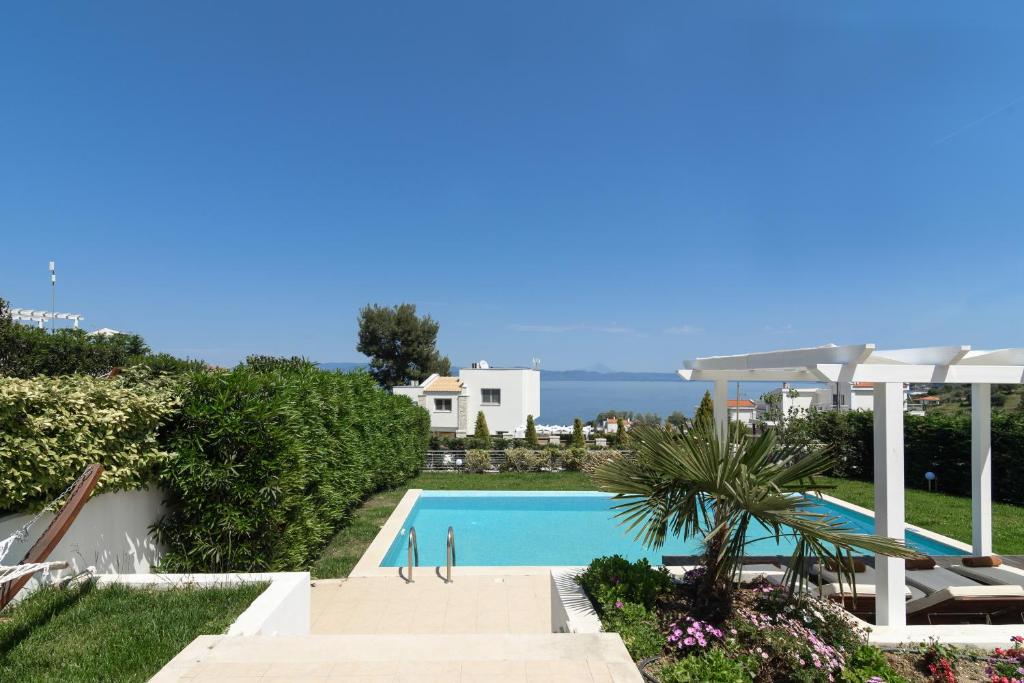 Mūsdienīga villa ar peldbaseinu un skaistu ainavu, kas paveras uz jūru, apkārtne ir zaļa un labi kopta. Ideāla vieta atpūtai un relaksācijai.