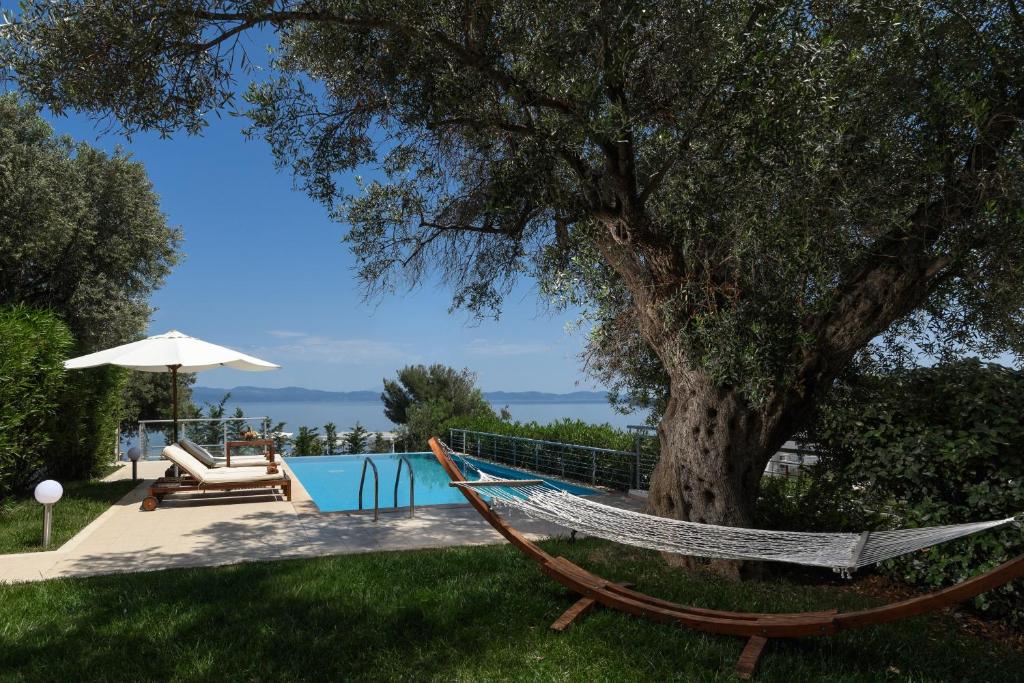 Peldbaseins ar skatu uz jūru, blakus šūpuļtīkls un sauļošanās vieta ar saules otru. Ideāls relaksācijas un brīvdienu galamērķis.