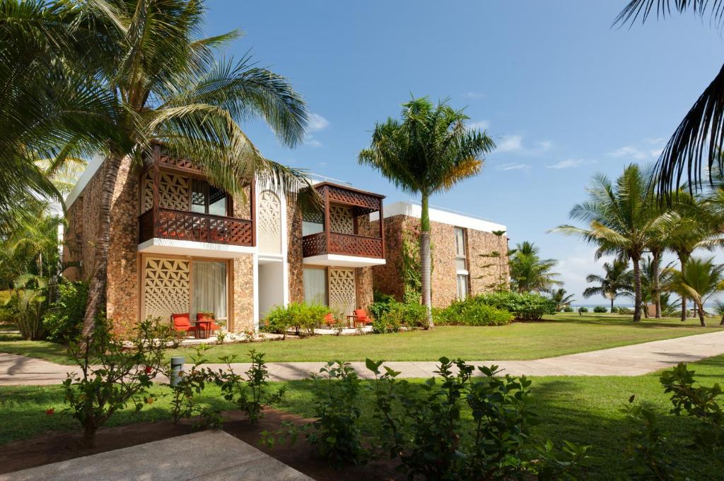 Tropu dārzi un ēkas Melia Zanzibar piekrastē