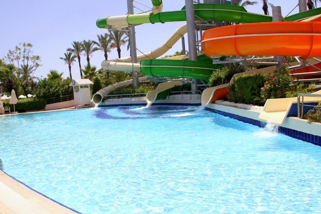 Ūdens slidkalniņi un baseins pie Delphin Diva viesnīcas.