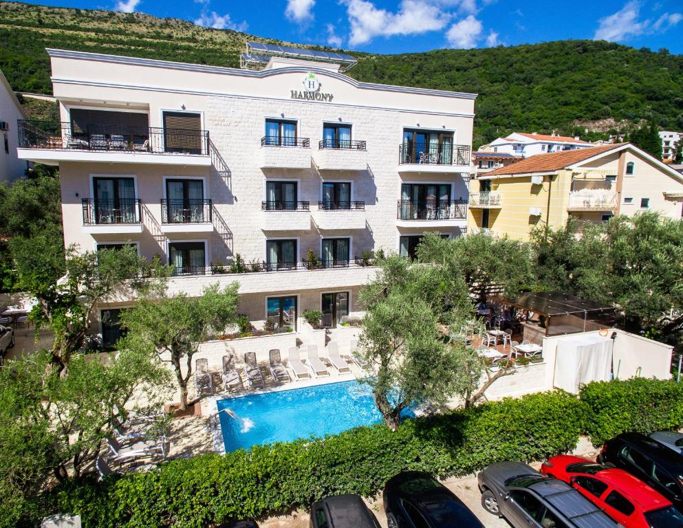 Mūsdienīgs viesnīcas komplekss ar baseinu un terasi, ieskauts zaļām olīvām un kalnu ainavām. Ideāla vieta relaksācijai un atpūtai.