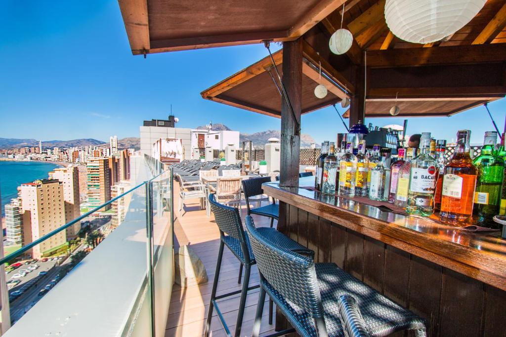 Terases bārs ar alu un dzērienu izvēli, skats uz pilsētu un jūru. Ideāla vieta relaksācijai un atpūtai saulainā dienā.