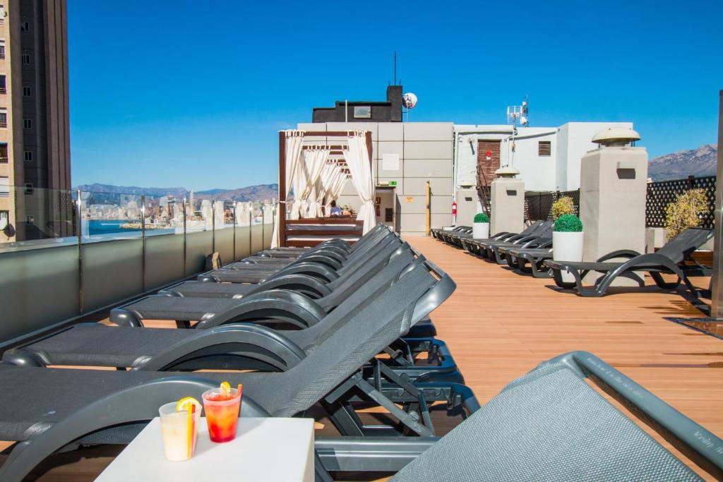 Saulaina terase ar atpūtas krēsliem un kokteiļiem, kas gaida apmeklētājus, piedāvā brīnišķīgu skatu uz pilsētu un jūru. Ideāla vieta relaksācijai un atpūtai.