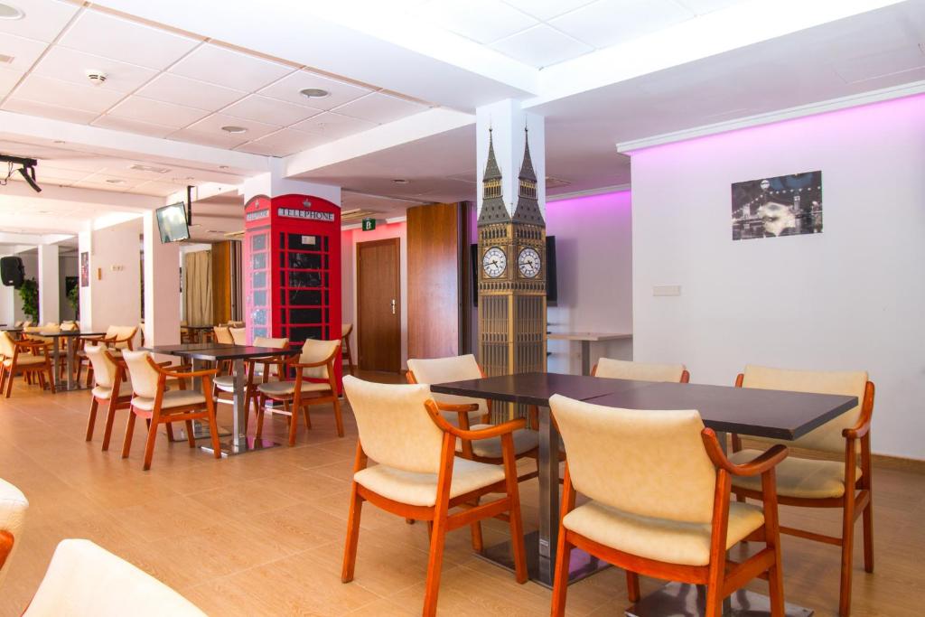 Moderns restorāns ar elegantiem galdiem un krēsliem, dekorēts ar Lielā Benna replikas stabu un sarkanu telefona būdiņu. Apgaismojums rada patīkamu atmosfēru.