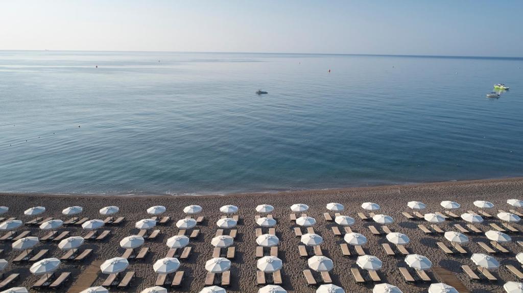 Pludmale pie Princess Andriana Resort & Spa ar saulessargiem un mierīgu jūru