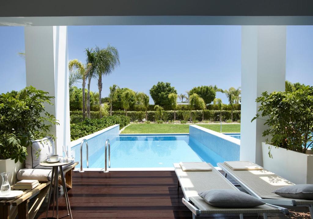Relaksējoša terase pie Princess Andriana Resort & Spa ar skatu uz baseinu