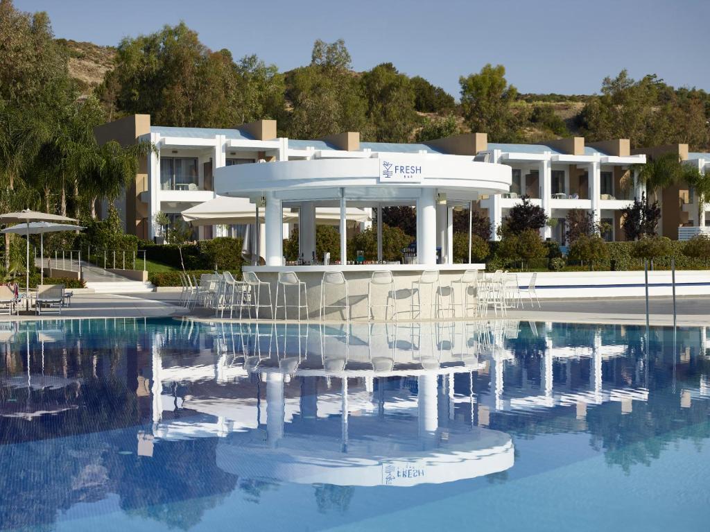 Baseins un bārs pie Princess Andriana Resort & Spa, relaksējoša atmosfēra.