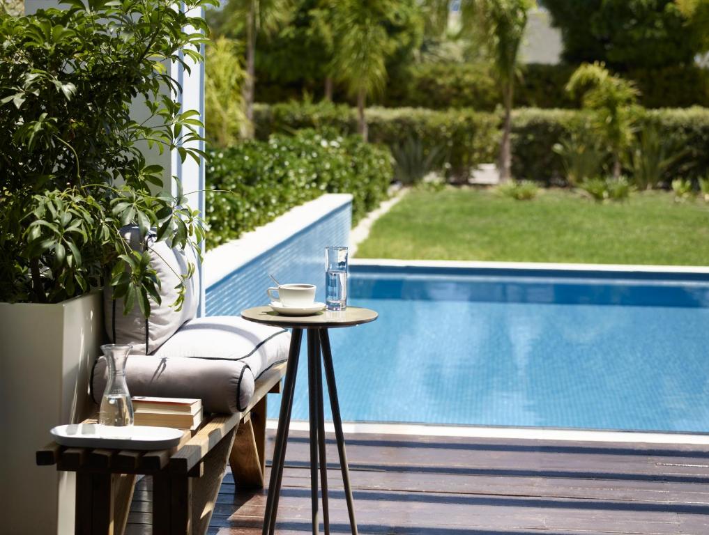 Relaksējoša atpūta pie Princess Andriana Resort & Spa baseina.
