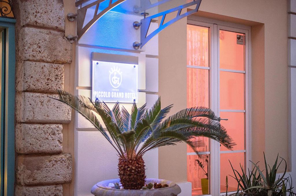 Piccolo Grand Hotel ieeja ar modernu apgaismojumu un dekoratīviem augiem, kas rada viesmīlīgu atmosfēru. 