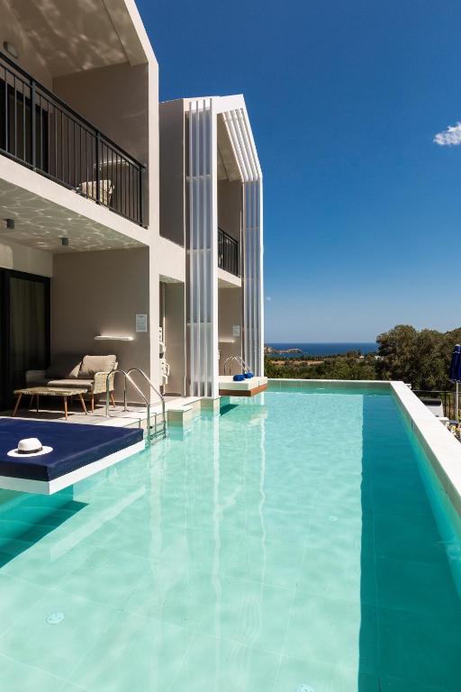 Mūsdienīga villa ar bezgalības baseinu, kas piedāvā skatu uz jūru un relaksācijas zonas ar ērtām mēbelēm. Ideāla vieta atpūtai un komfortam.