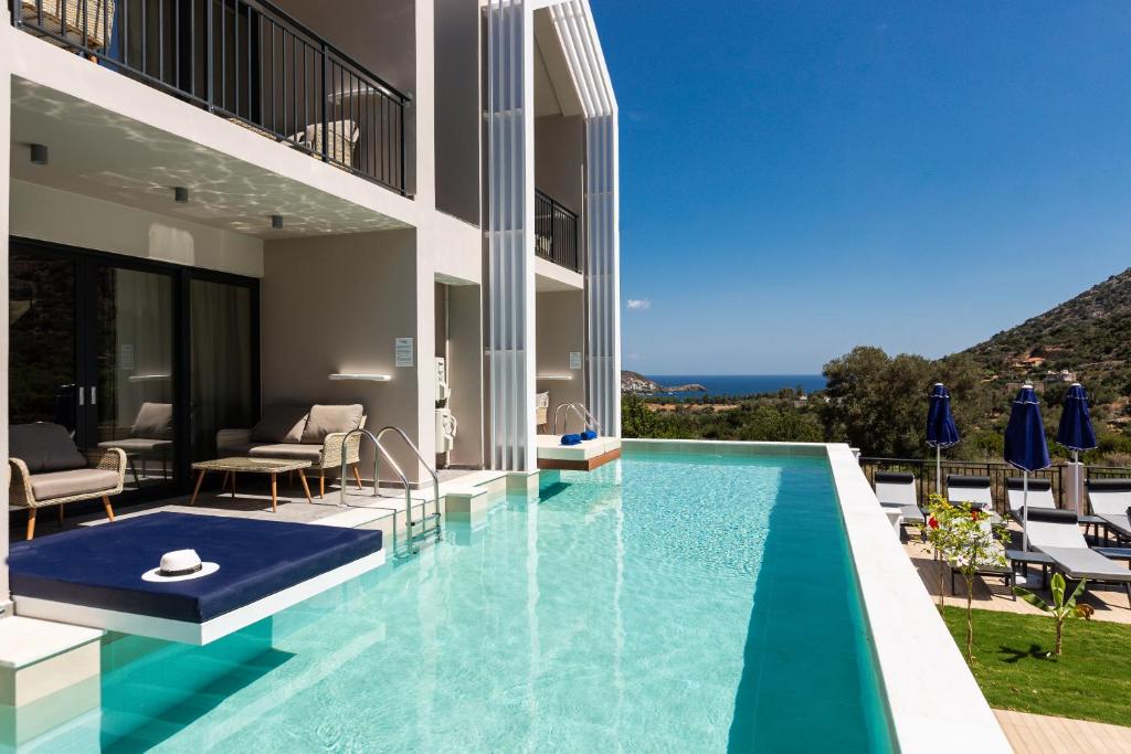 Mūsdienīgs viesnīcas komplekss ar bezgalības baseinu, kas piedāvā skaistus skatus uz jūru un apkārtējo dabu. Ideāla vieta relaksācijai un atpūtai.