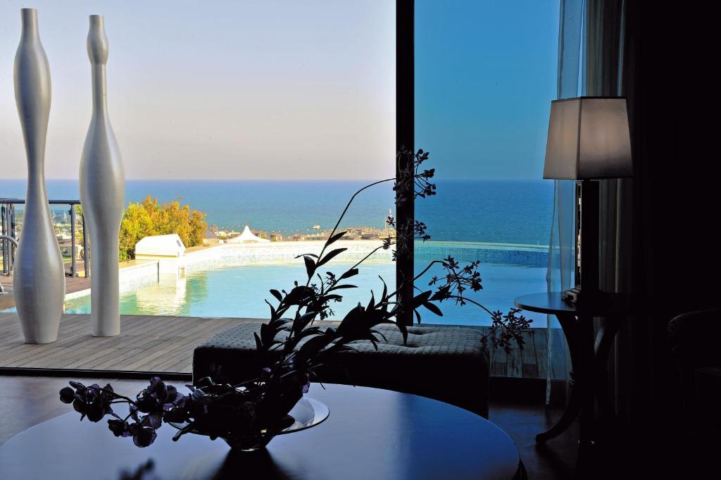 Skats uz baseinu un jūru no Susesi Luxury Resort numura.