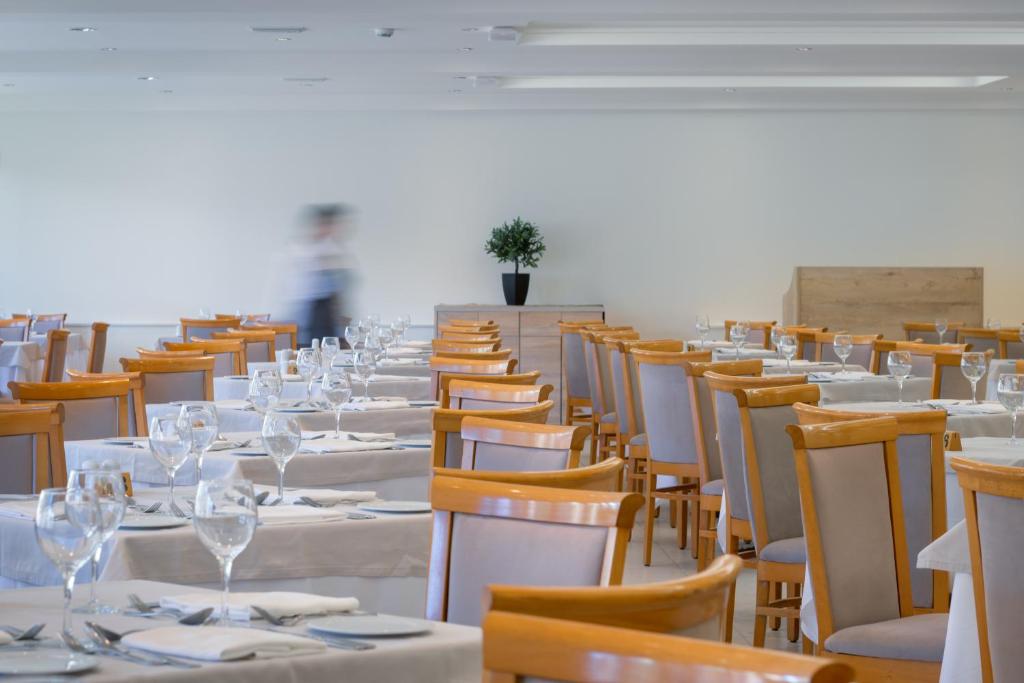 Restorāns Sun Beach Resort ar eleganti klātiem galdiem un glāzēm.