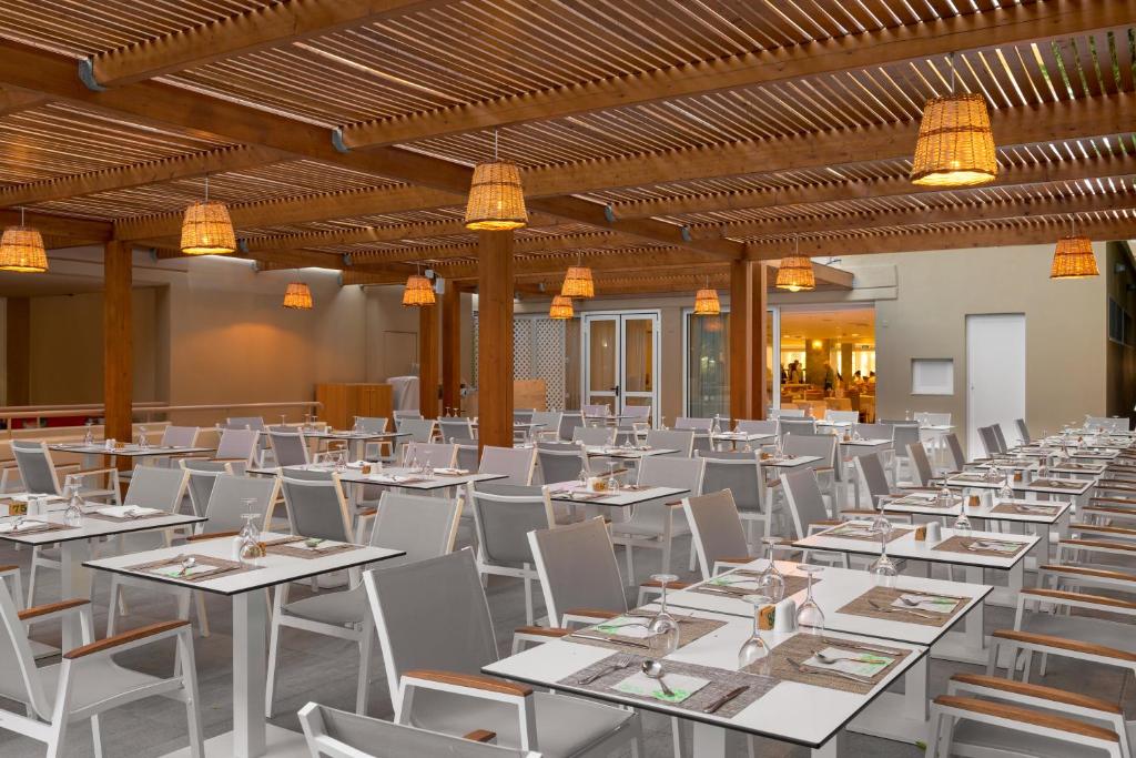 Restorāns Sun Beach Resort ar stilīgu terasi un modernām mēbelēm.