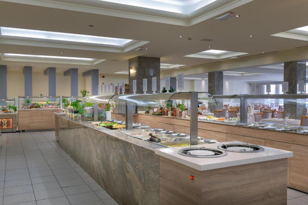 Restorāna bufete Sun Beach Resort ar dažādiem ēdieniem un svaigiem dārzeņiem