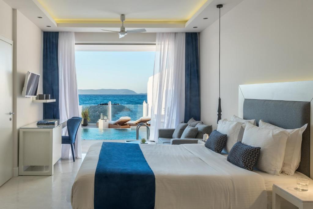 Modernais numurs ar skatu uz jūru viesnīcā Knossos Beach Bungalows Resort