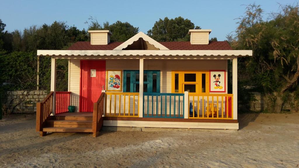 Bērnu klubs pie Samara Hotel Bodrum ar krāsainu fasādi.
