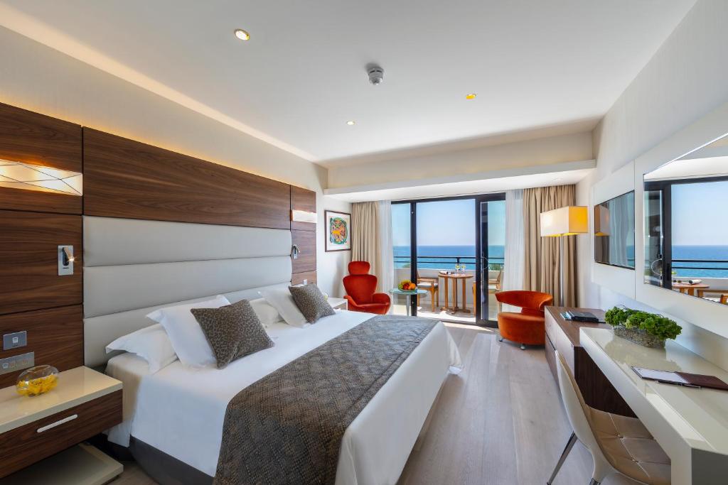 Mūsdienīgs viesnīcas numurs ar jūras skatu, elegantām mēbelēm un gaisīgu atmosfēru. Interjerā ir ērta gulta un atpūtas vietas, kas nodrošina komfortu un relaksāciju.