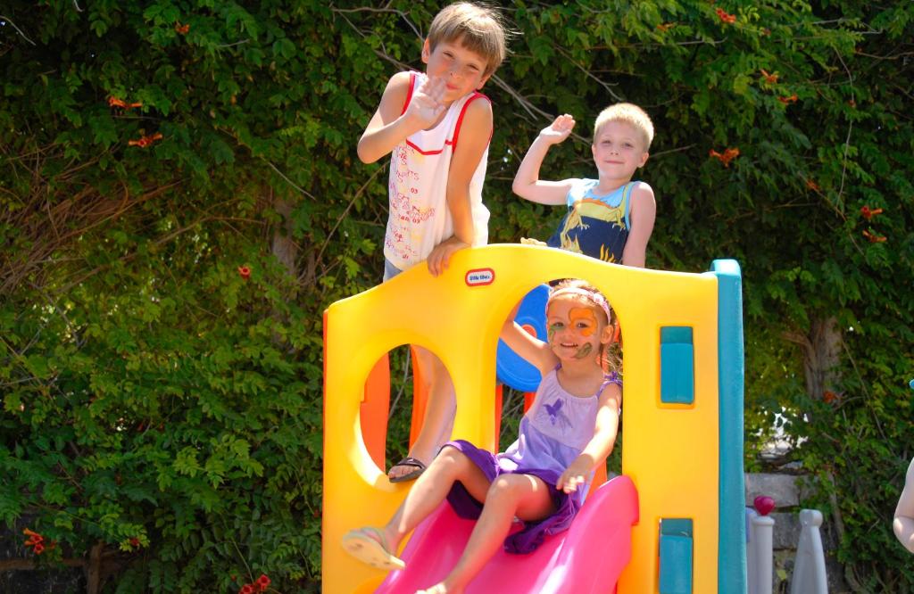 Bērni spēlējas bērnu laukumā pie Samara Hotel Bodrum