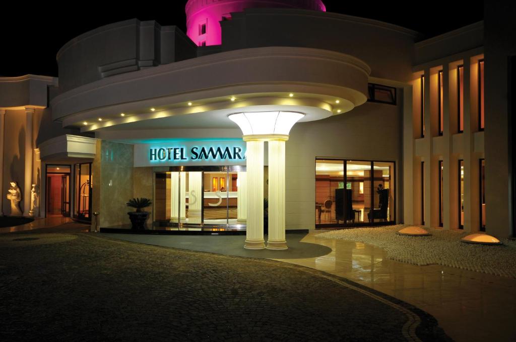 Hotel Samara pieejams elegantā naktī ar apgaismojumu un modernu arhitektūru.