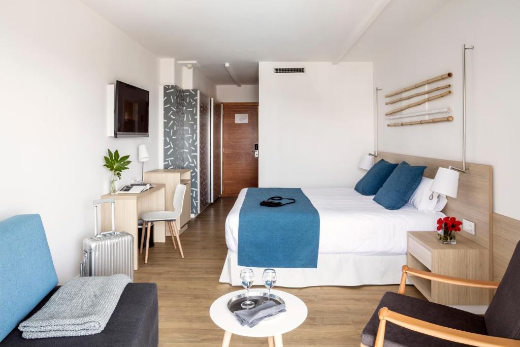 Mūsdienīgs viesnīcas numurs ar divguļamo gultu, darba vietu un viesmīlīgu atmosfēru. Interjers ir gaišs un ērts, ar koka grīdām un stilīgiem mēbeļu akcentiem.