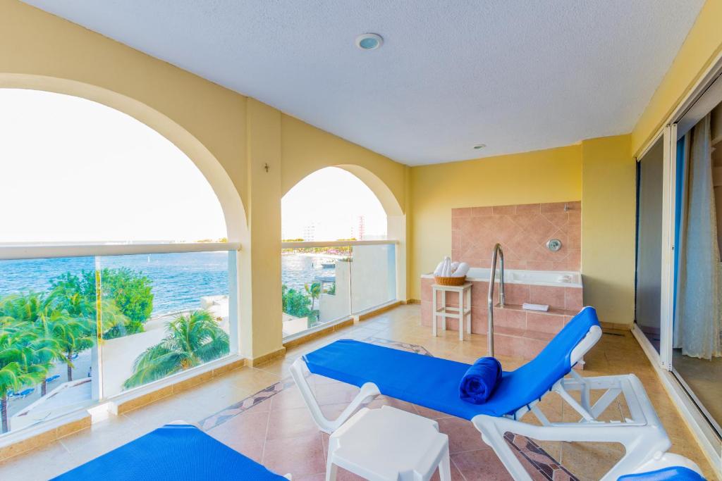 Lieliska balkona skats uz jūru ar sauļošanās krēsliem un modernu dizainu. Ideāla vieta relaksācijai un atpūtai.