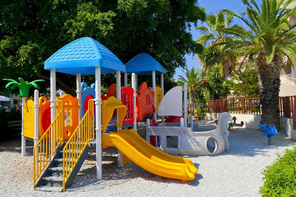 Dzeltenais slidkalniņš un rotaļu laukums Sun Beach Resort